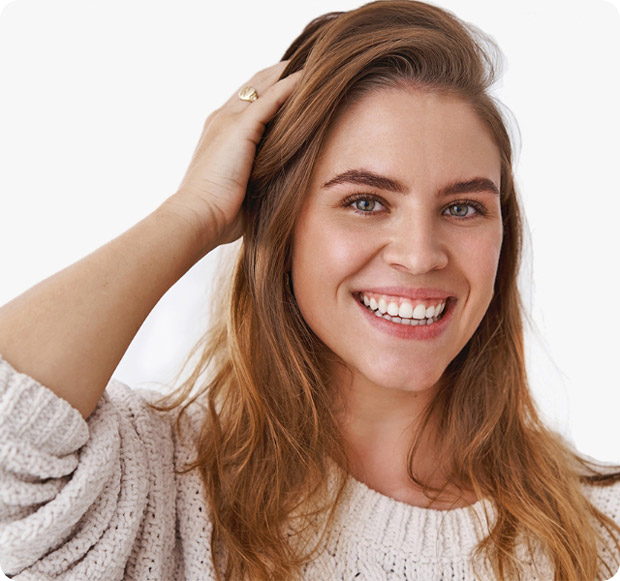 Patientin nach der Haarpigmentierung bei Frauen greift sich ins Haar