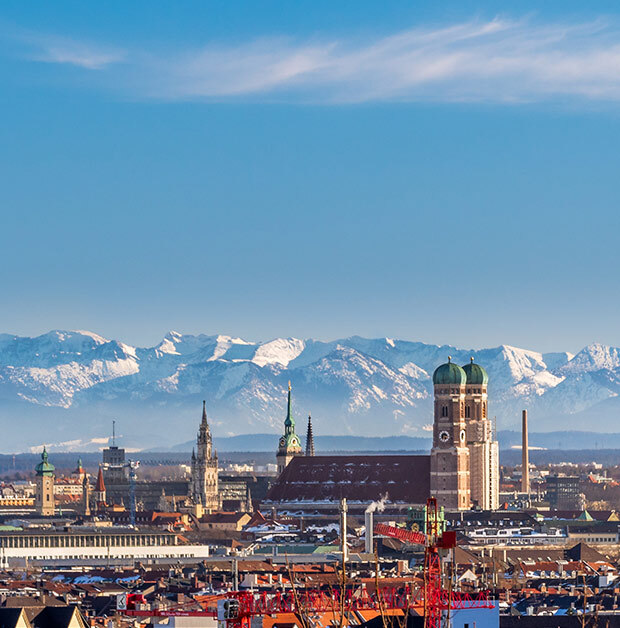 Die Stadt von München mit den Alpen im Hintergrund