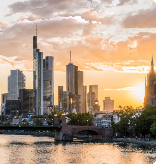 Die Skyline von Frankfurt im Sonnenuntergang