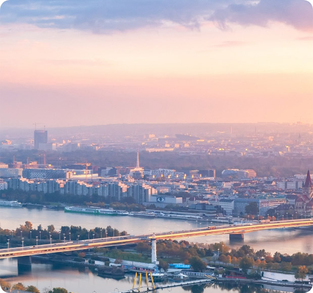 Luftaufnahme der Stadt Wien beim Sonnenaufgang